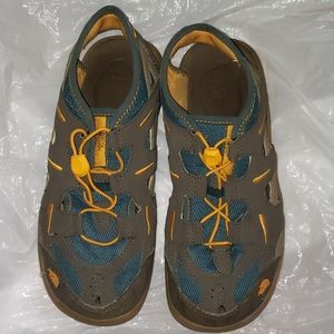 Northface sandals Boys size 6 great condition